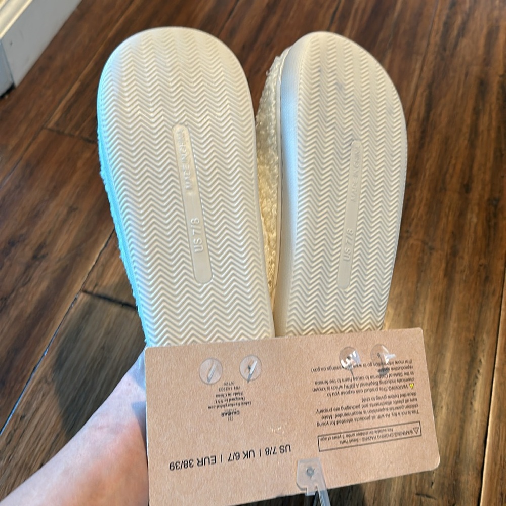 Slippers - Picture 2 of 5